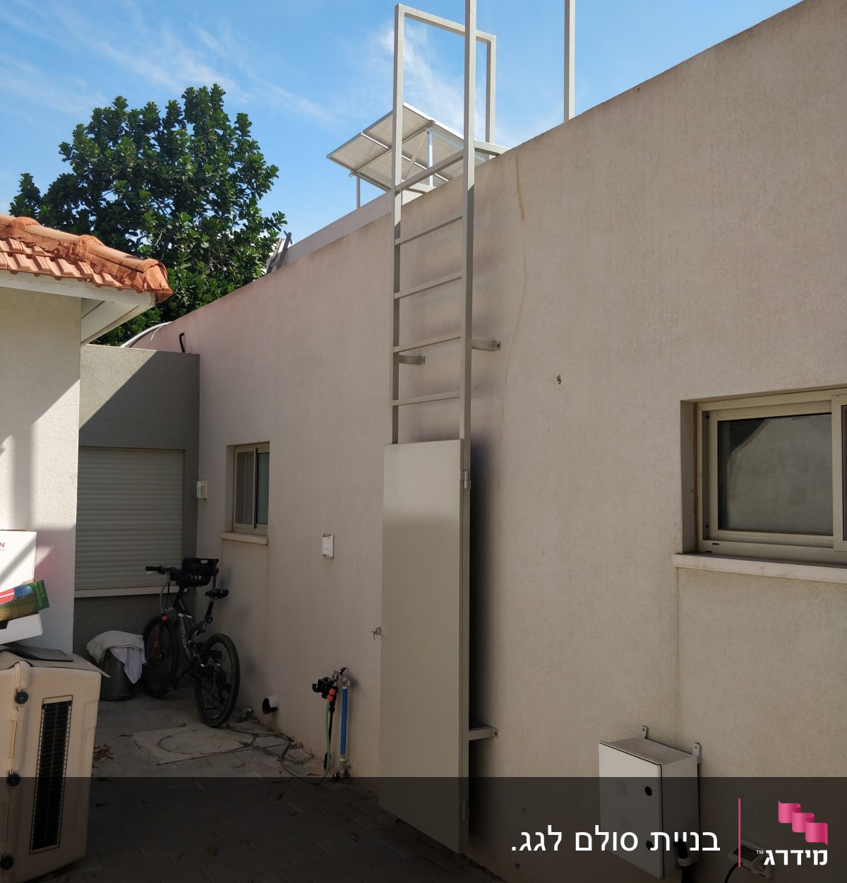 סולם מתכת צמוד לקיר חיצוני של מבנה